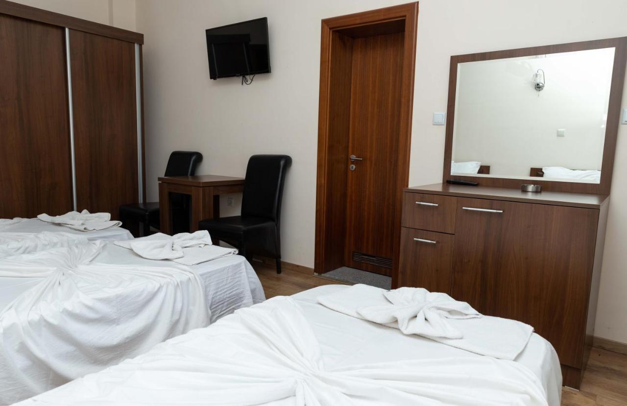 Hotel Leo เปเย ภายนอก รูปภาพ